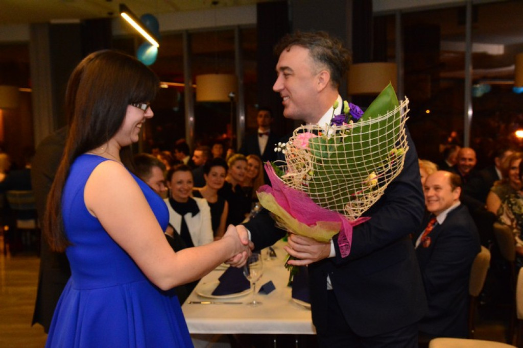 Studniówki 2016. Maturzyści ZSZ nr 1 w Brzegu, bawili się w czterogwiazdkowym hotelu [galeria zdjęć]