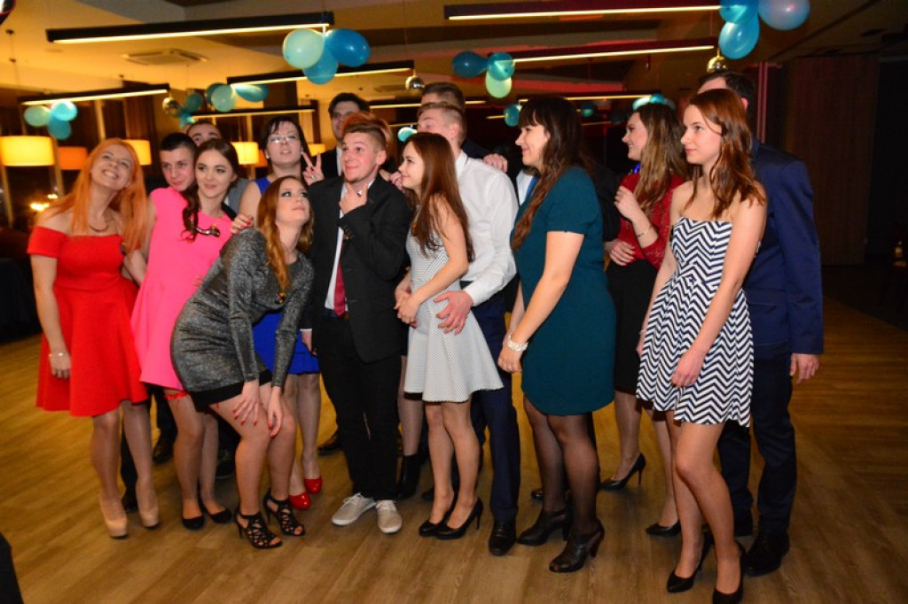 Studniówki 2016. Maturzyści ZSZ nr 1 w Brzegu, bawili się w czterogwiazdkowym hotelu [galeria zdjęć]