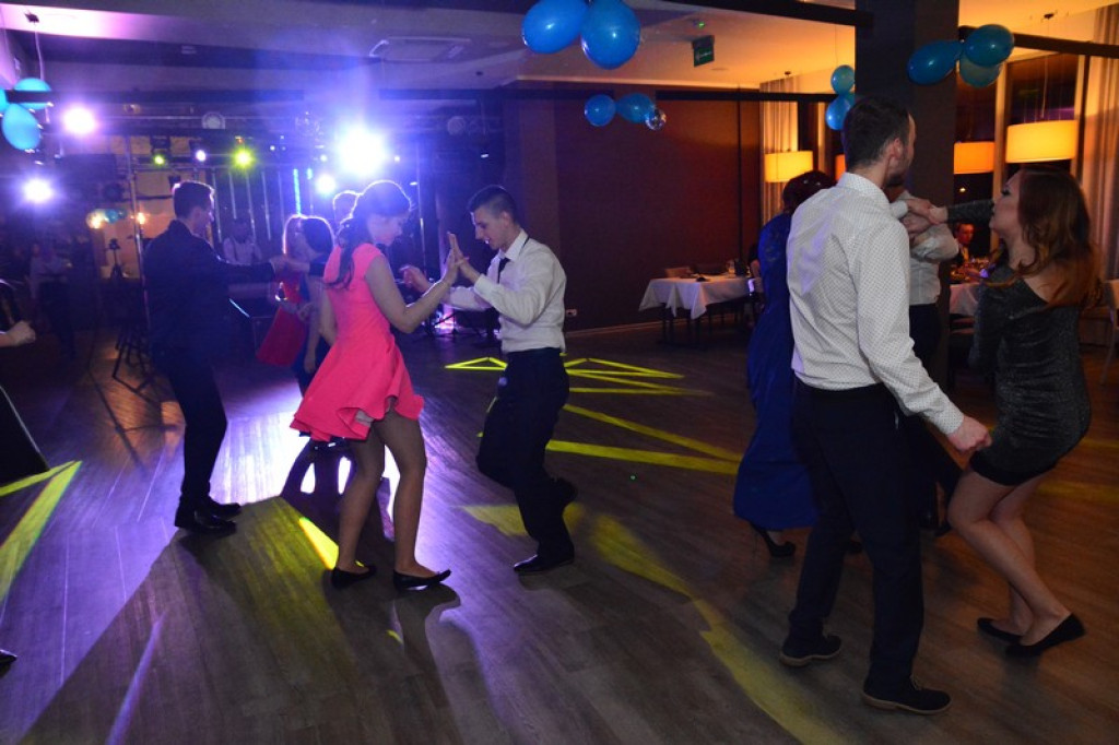 Studniówki 2016. Maturzyści ZSZ nr 1 w Brzegu, bawili się w czterogwiazdkowym hotelu [galeria zdjęć]