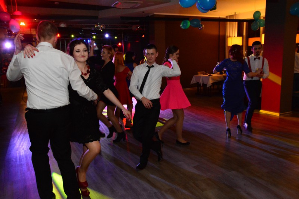 Studniówki 2016. Maturzyści ZSZ nr 1 w Brzegu, bawili się w czterogwiazdkowym hotelu [galeria zdjęć]