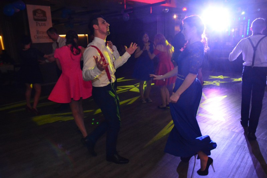 Studniówki 2016. Maturzyści ZSZ nr 1 w Brzegu, bawili się w czterogwiazdkowym hotelu [galeria zdjęć]