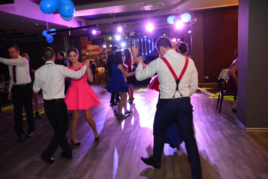 Studniówki 2016. Maturzyści ZSZ nr 1 w Brzegu, bawili się w czterogwiazdkowym hotelu [galeria zdjęć]