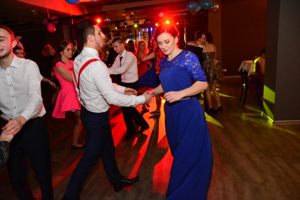 Studniówki 2016. Maturzyści ZSZ nr 1 w Brzegu, bawili się w czterogwiazdkowym hotelu [galeria zdjęć]