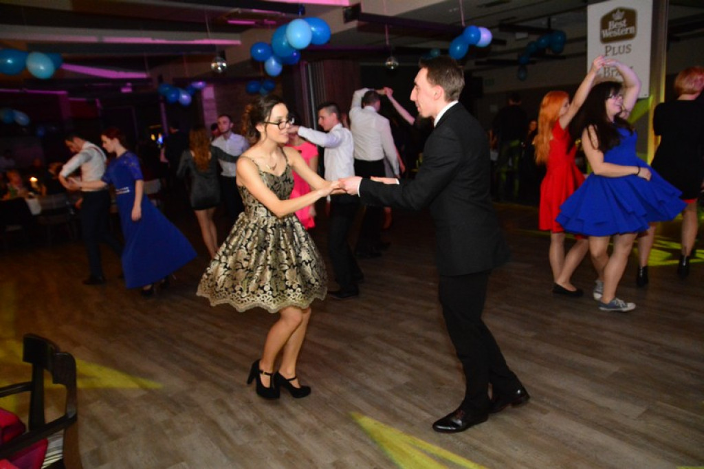 Studniówki 2016. Maturzyści ZSZ nr 1 w Brzegu, bawili się w czterogwiazdkowym hotelu [galeria zdjęć]