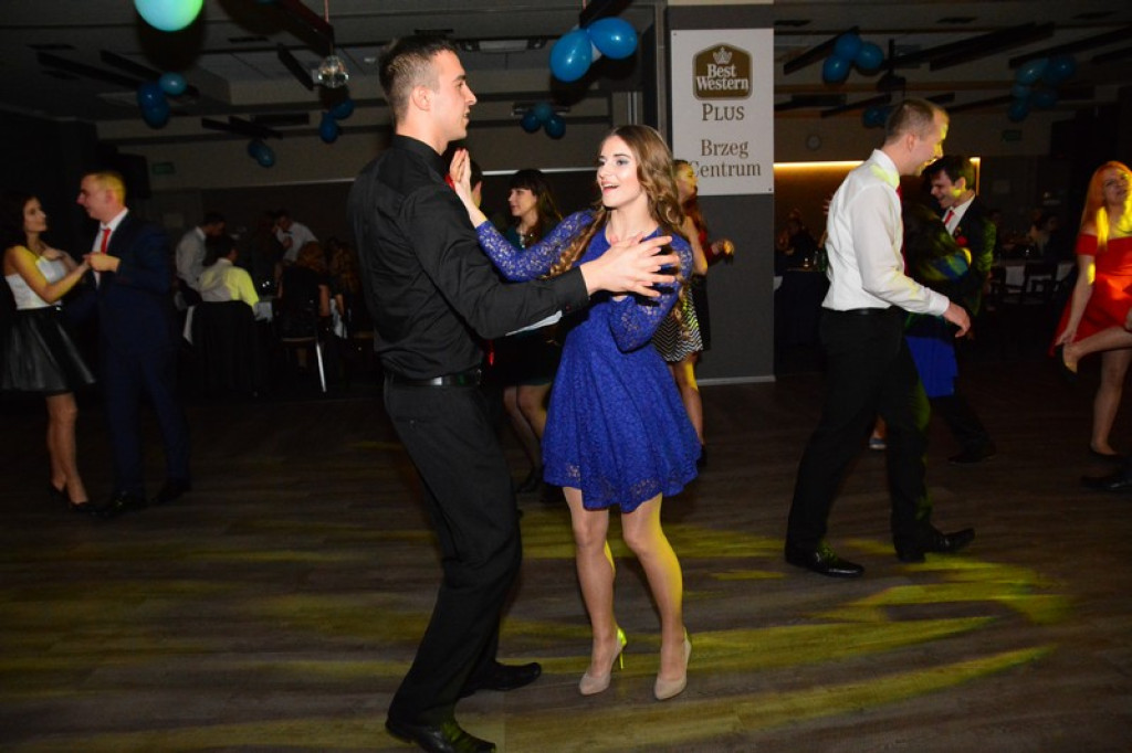 Studniówki 2016. Maturzyści ZSZ nr 1 w Brzegu, bawili się w czterogwiazdkowym hotelu [galeria zdjęć]