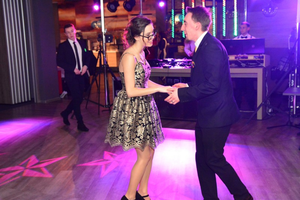 Studniówki 2016. Maturzyści ZSZ nr 1 w Brzegu, bawili się w czterogwiazdkowym hotelu [galeria zdjęć]