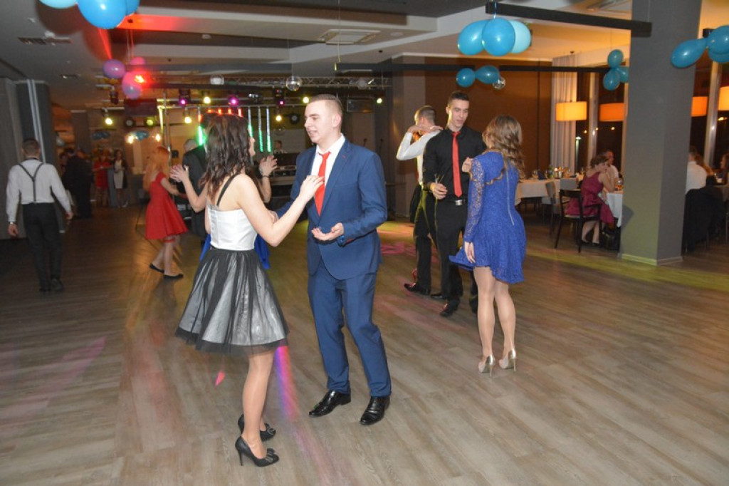 Studniówki 2016. Maturzyści ZSZ nr 1 w Brzegu, bawili się w czterogwiazdkowym hotelu [galeria zdjęć]