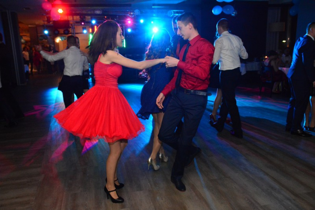 Studniówki 2016. Maturzyści ZSZ nr 1 w Brzegu, bawili się w czterogwiazdkowym hotelu [galeria zdjęć]