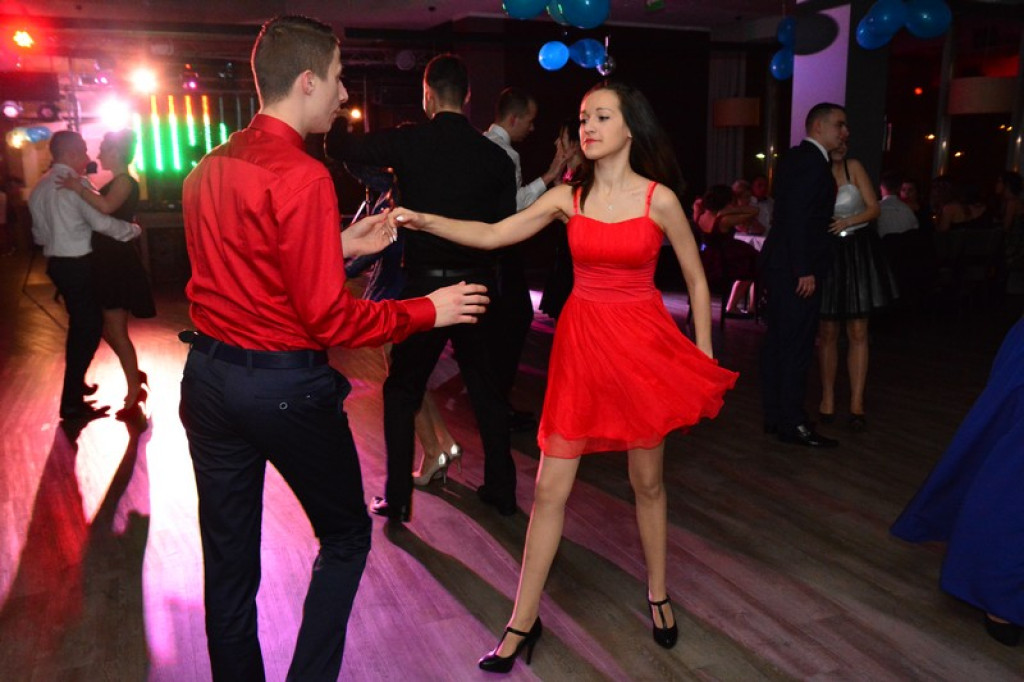 Studniówki 2016. Maturzyści ZSZ nr 1 w Brzegu, bawili się w czterogwiazdkowym hotelu [galeria zdjęć]