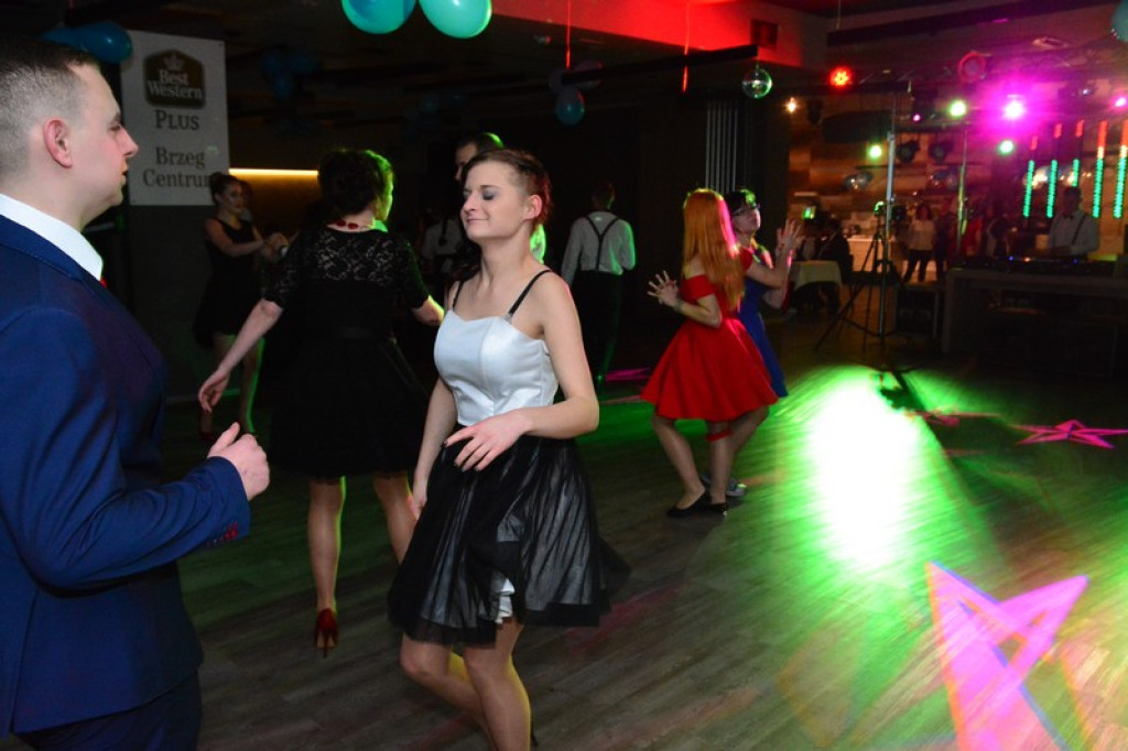 Studniówki 2016. Maturzyści ZSZ nr 1 w Brzegu, bawili się w czterogwiazdkowym hotelu [galeria zdjęć]