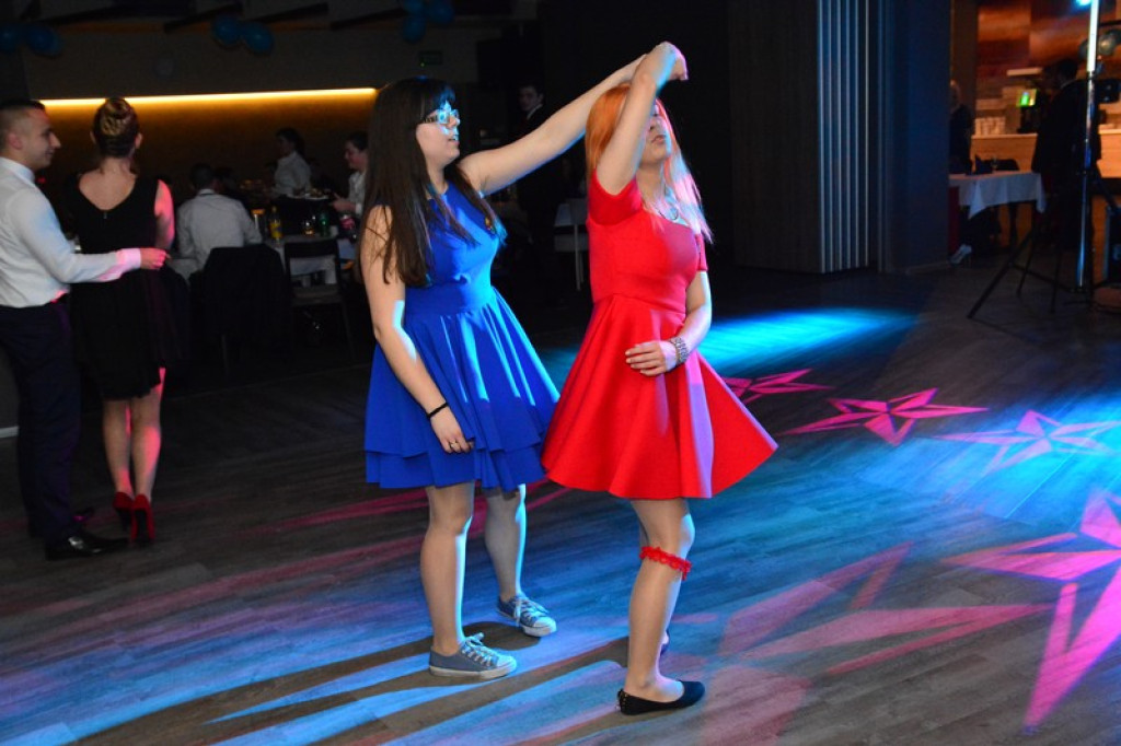 Studniówki 2016. Maturzyści ZSZ nr 1 w Brzegu, bawili się w czterogwiazdkowym hotelu [galeria zdjęć]