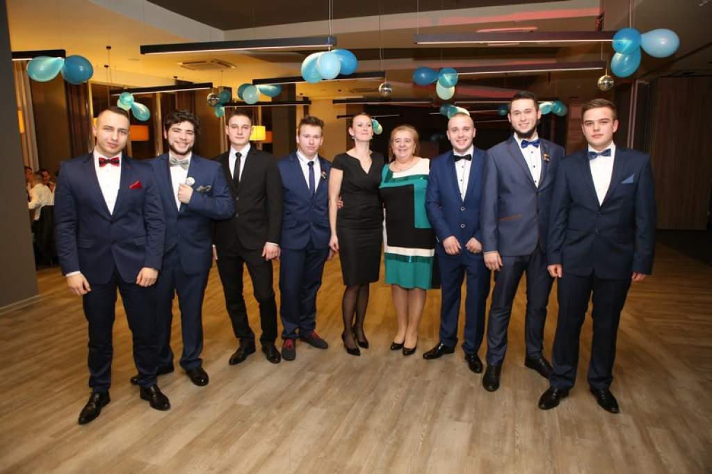 Studniówki 2016. Maturzyści ZSZ nr 1 w Brzegu, bawili się w czterogwiazdkowym hotelu [galeria zdjęć]