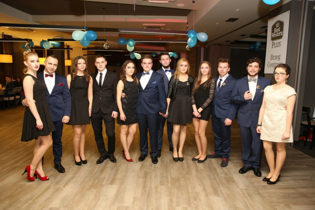 Studniówki 2016. Maturzyści ZSZ nr 1 w Brzegu, bawili się w czterogwiazdkowym hotelu [galeria zdjęć]