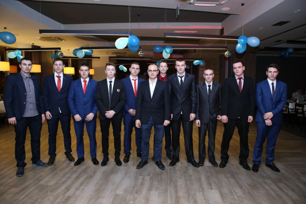 Studniówki 2016. Maturzyści ZSZ nr 1 w Brzegu, bawili się w czterogwiazdkowym hotelu [galeria zdjęć]