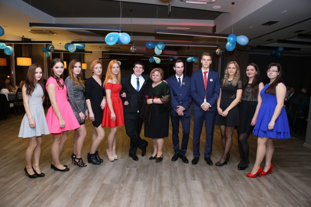 Studniówki 2016. Maturzyści ZSZ nr 1 w Brzegu, bawili się w czterogwiazdkowym hotelu [galeria zdjęć]