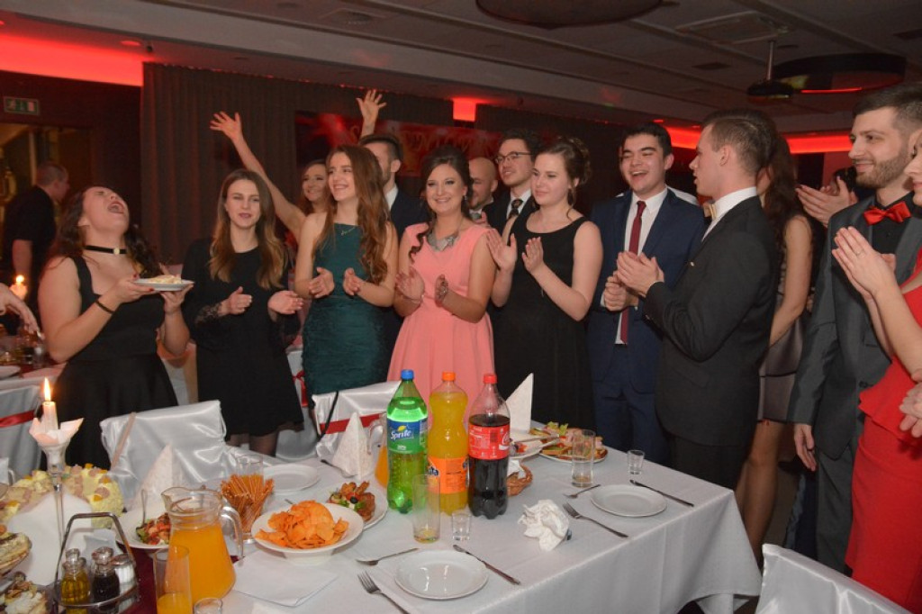 Studniówki 2016: Maturzyści I LO w Brzegu, zatańczyli reprezentacyjnego poloneza [galeria zdjęć]