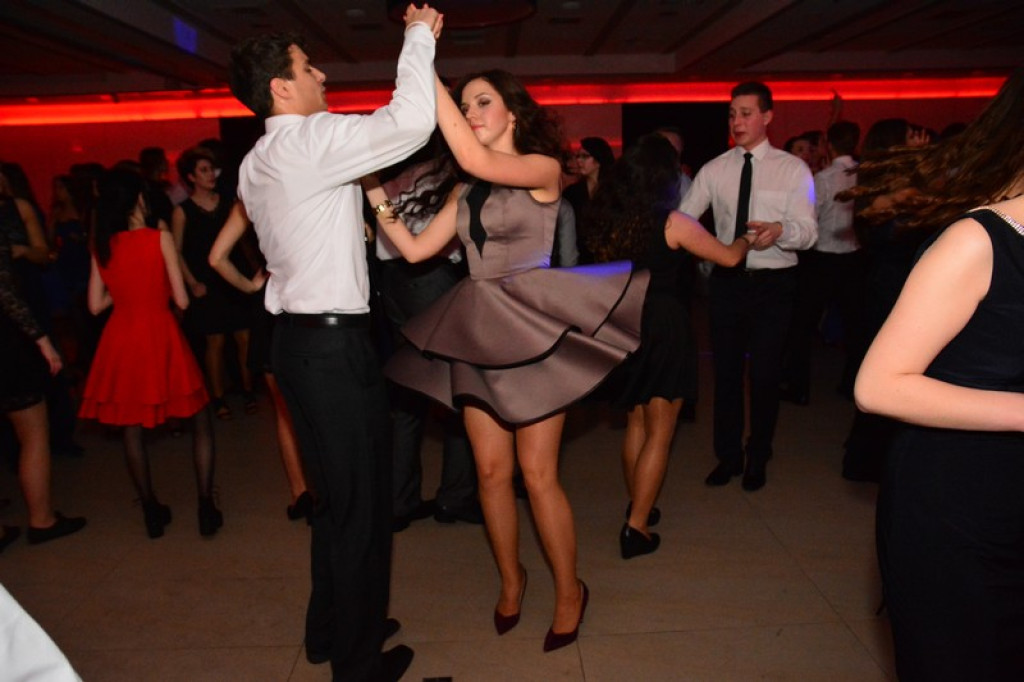 Studniówki 2016: Maturzyści I LO w Brzegu, zatańczyli reprezentacyjnego poloneza [galeria zdjęć]