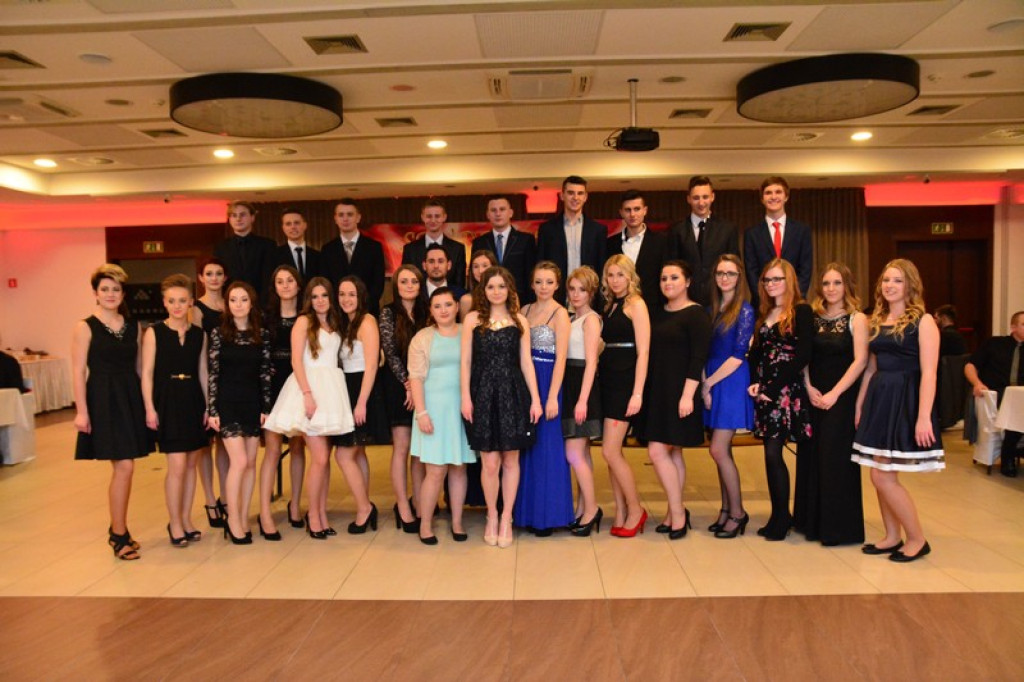 Studniówki 2016: Maturzyści I LO w Brzegu, zatańczyli reprezentacyjnego poloneza [galeria zdjęć]