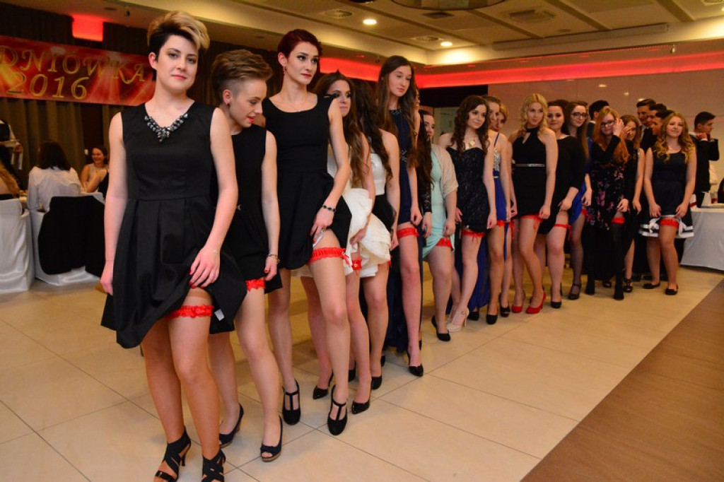 Studniówki 2016: Maturzyści I LO w Brzegu, zatańczyli reprezentacyjnego poloneza [galeria zdjęć]