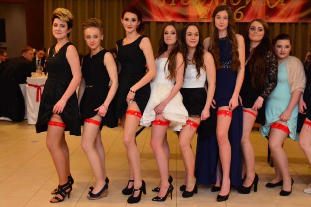 Studniówki 2016: Maturzyści I LO w Brzegu, zatańczyli reprezentacyjnego poloneza [galeria zdjęć]