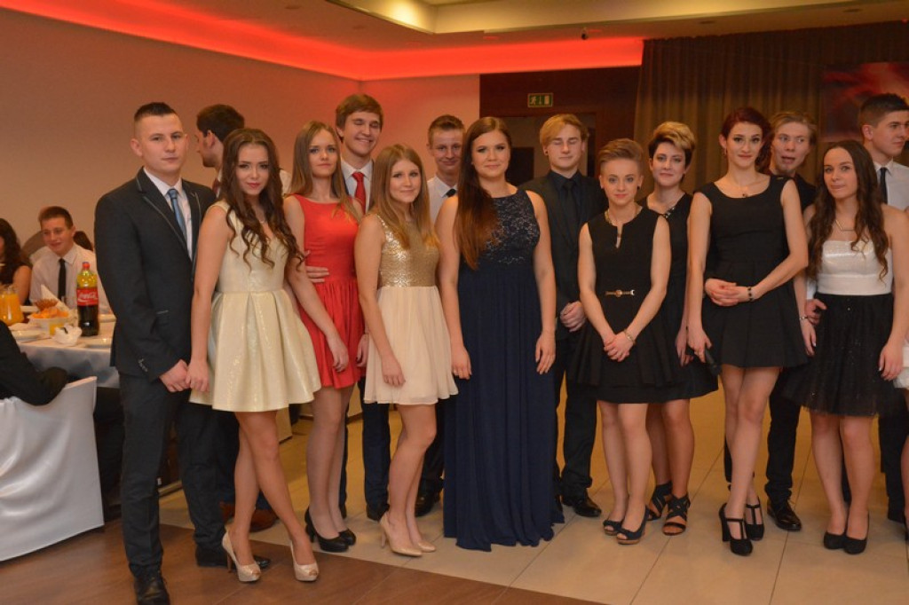 Studniówki 2016: Maturzyści I LO w Brzegu, zatańczyli reprezentacyjnego poloneza [galeria zdjęć]