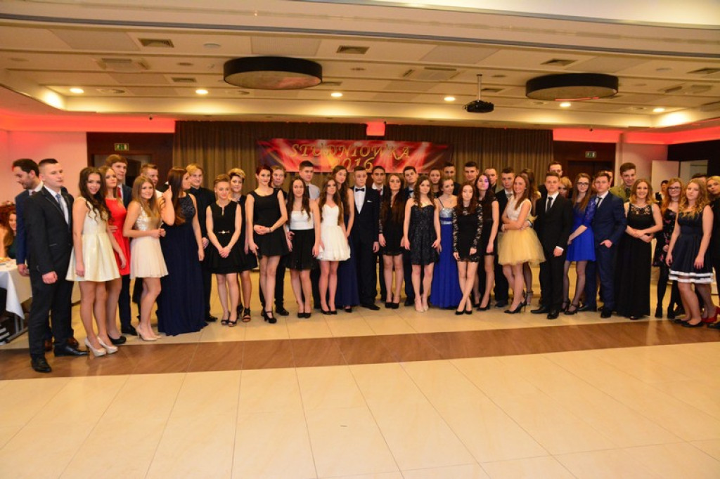 Studniówki 2016: Maturzyści I LO w Brzegu, zatańczyli reprezentacyjnego poloneza [galeria zdjęć]