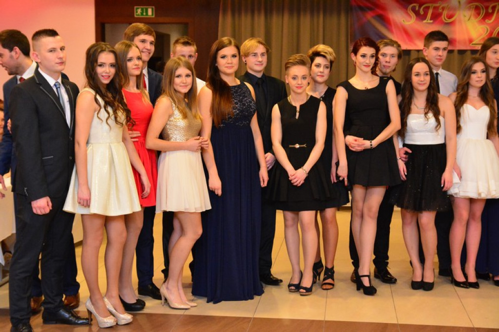 Studniówki 2016: Maturzyści I LO w Brzegu, zatańczyli reprezentacyjnego poloneza [galeria zdjęć]