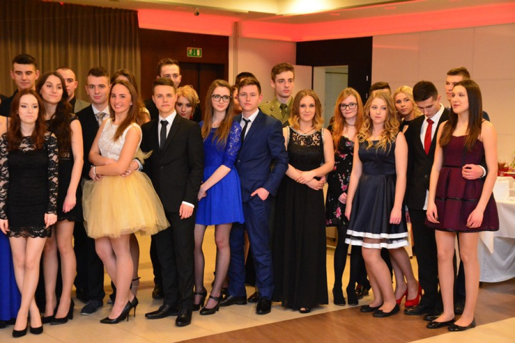 Studniówki 2016: Maturzyści I LO w Brzegu, zatańczyli reprezentacyjnego poloneza [galeria zdjęć]