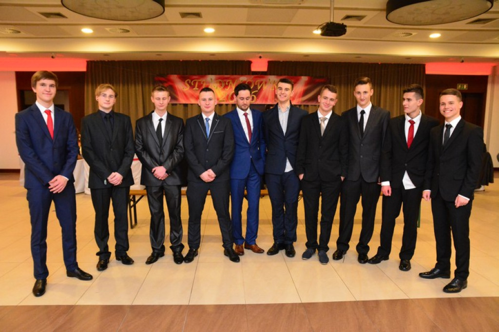 Studniówki 2016: Maturzyści I LO w Brzegu, zatańczyli reprezentacyjnego poloneza [galeria zdjęć]