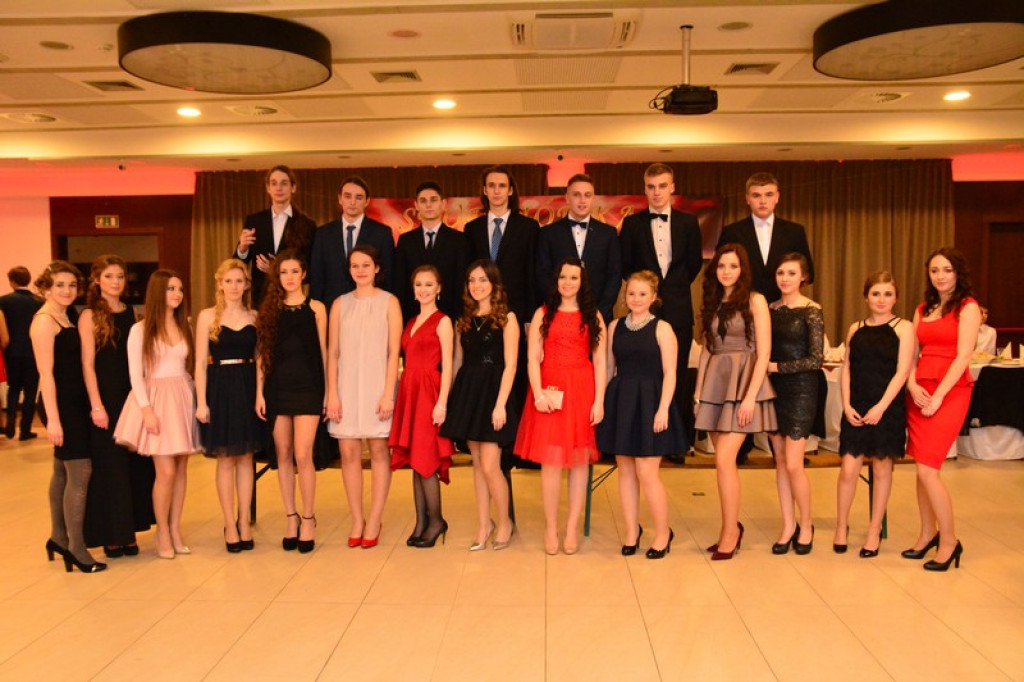 Studniówki 2016: Maturzyści I LO w Brzegu, zatańczyli reprezentacyjnego poloneza [galeria zdjęć]