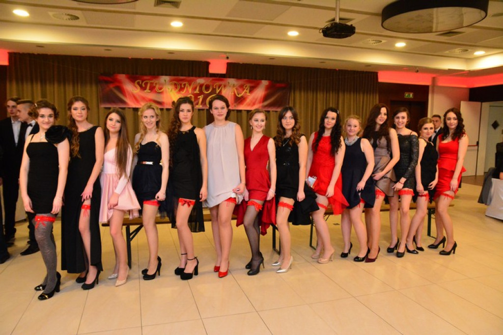 Studniówki 2016: Maturzyści I LO w Brzegu, zatańczyli reprezentacyjnego poloneza [galeria zdjęć]