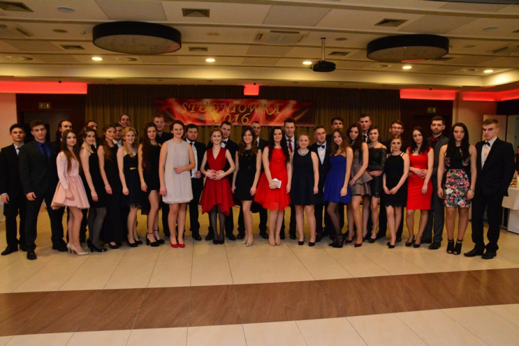 Studniówki 2016: Maturzyści I LO w Brzegu, zatańczyli reprezentacyjnego poloneza [galeria zdjęć]