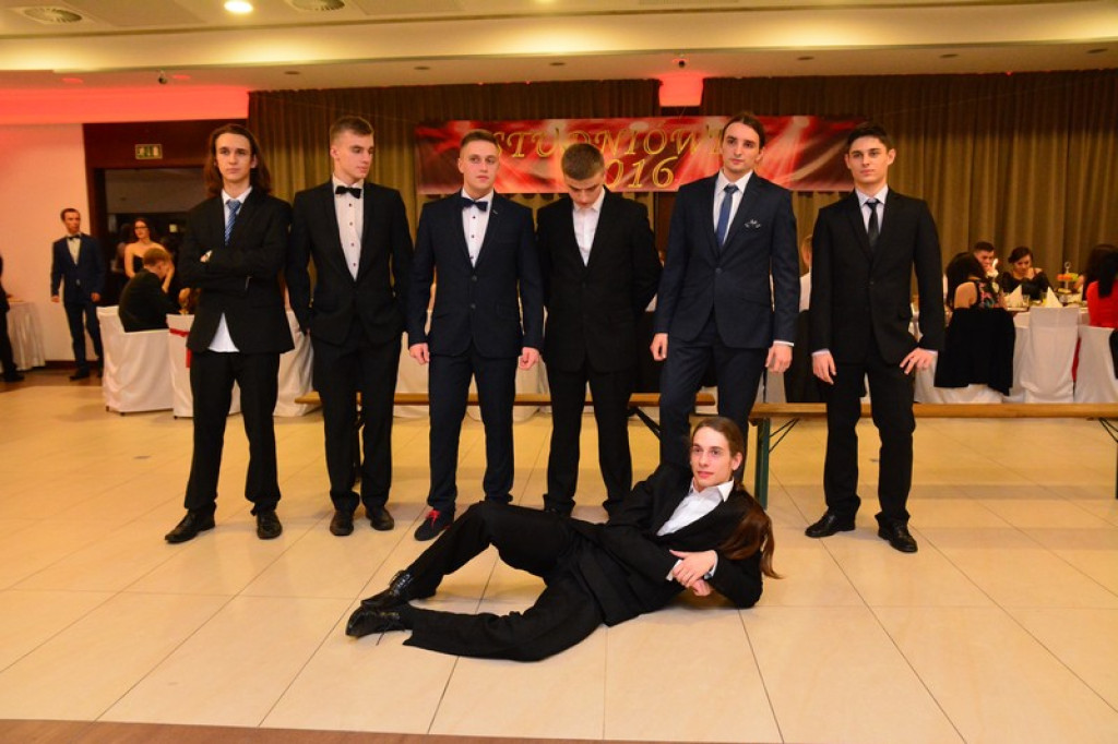 Studniówki 2016: Maturzyści I LO w Brzegu, zatańczyli reprezentacyjnego poloneza [galeria zdjęć]