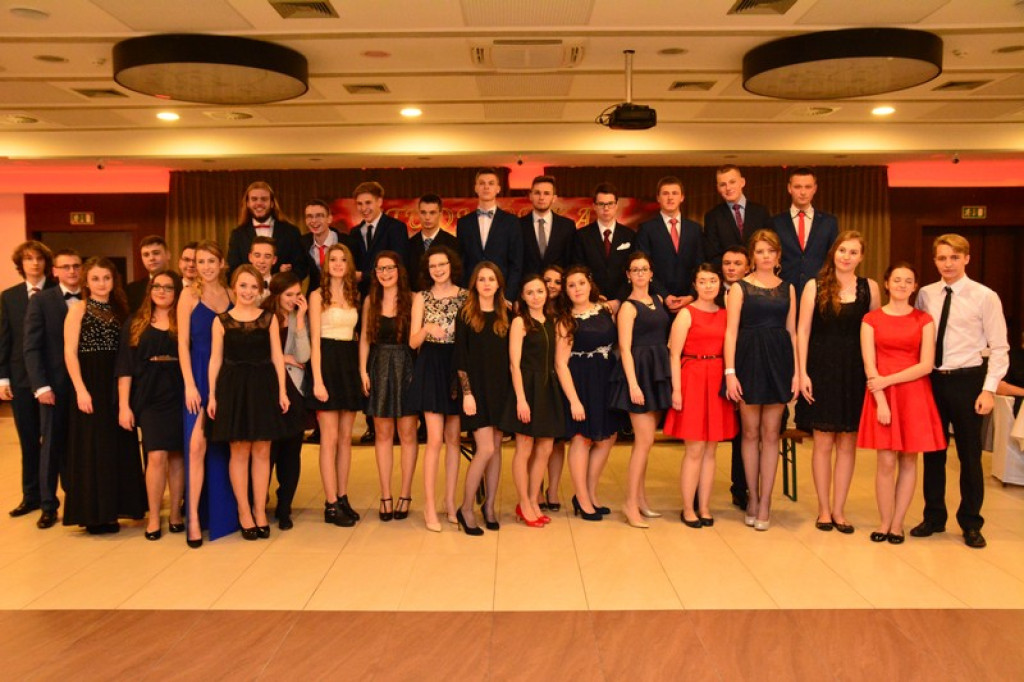 Studniówki 2016: Maturzyści I LO w Brzegu, zatańczyli reprezentacyjnego poloneza [galeria zdjęć]