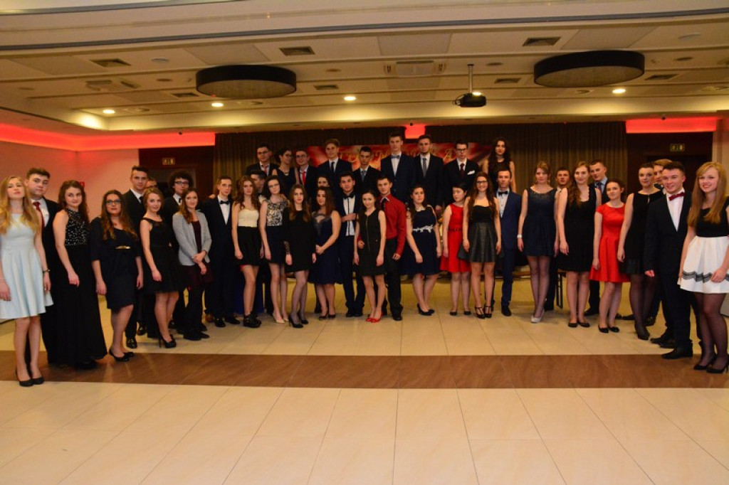 Studniówki 2016: Maturzyści I LO w Brzegu, zatańczyli reprezentacyjnego poloneza [galeria zdjęć]