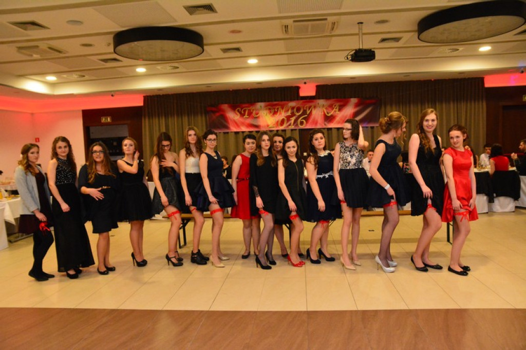 Studniówki 2016: Maturzyści I LO w Brzegu, zatańczyli reprezentacyjnego poloneza [galeria zdjęć]