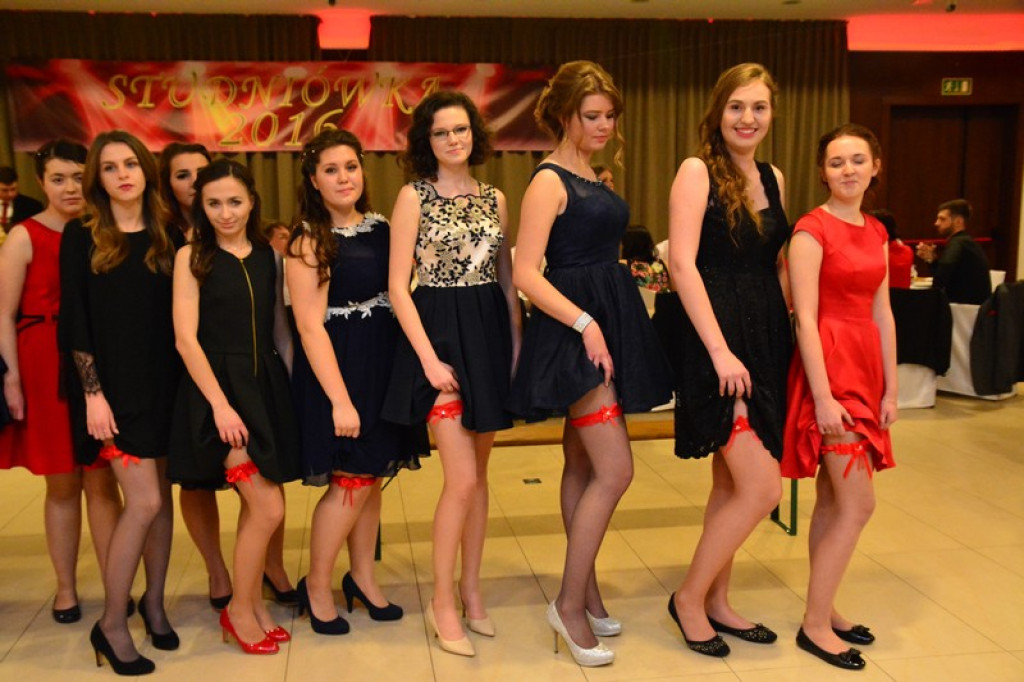 Studniówki 2016: Maturzyści I LO w Brzegu, zatańczyli reprezentacyjnego poloneza [galeria zdjęć]
