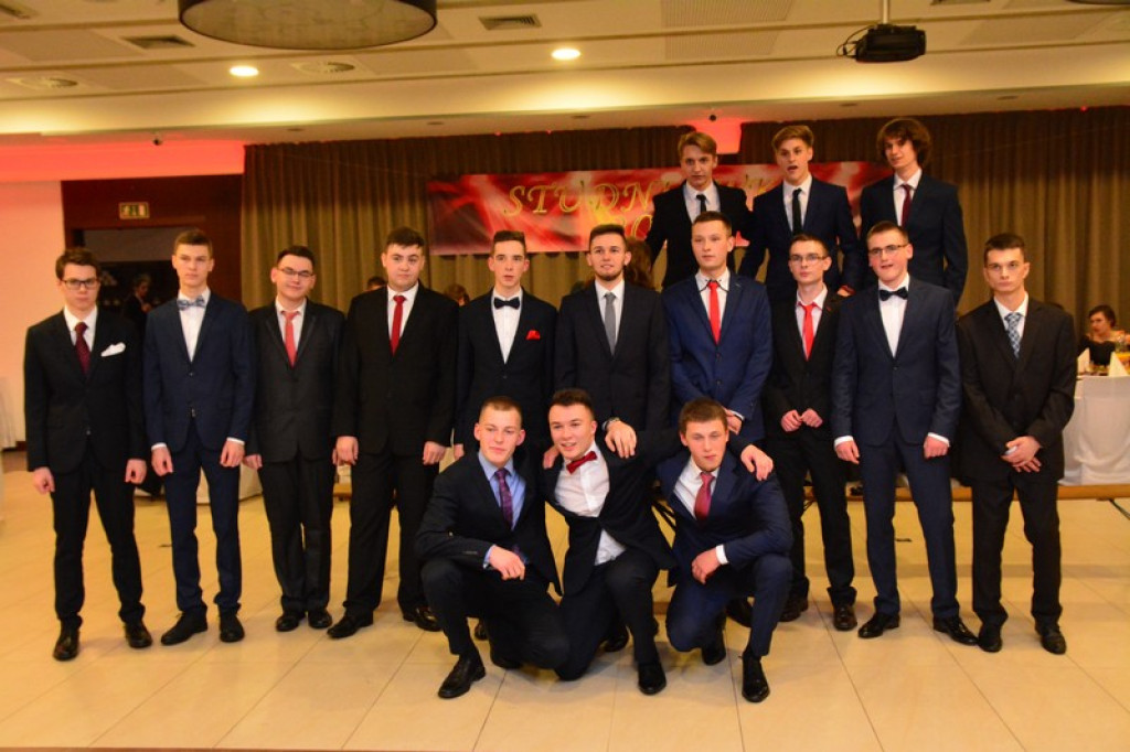 Studniówki 2016: Maturzyści I LO w Brzegu, zatańczyli reprezentacyjnego poloneza [galeria zdjęć]