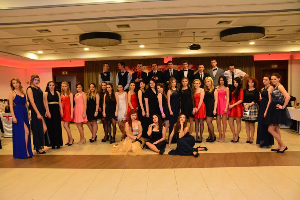 Studniówki 2016: Maturzyści I LO w Brzegu, zatańczyli reprezentacyjnego poloneza [galeria zdjęć]