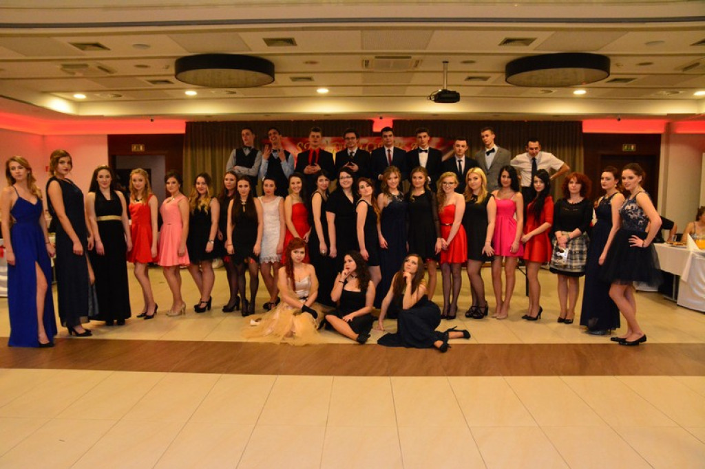 Studniówki 2016: Maturzyści I LO w Brzegu, zatańczyli reprezentacyjnego poloneza [galeria zdjęć]