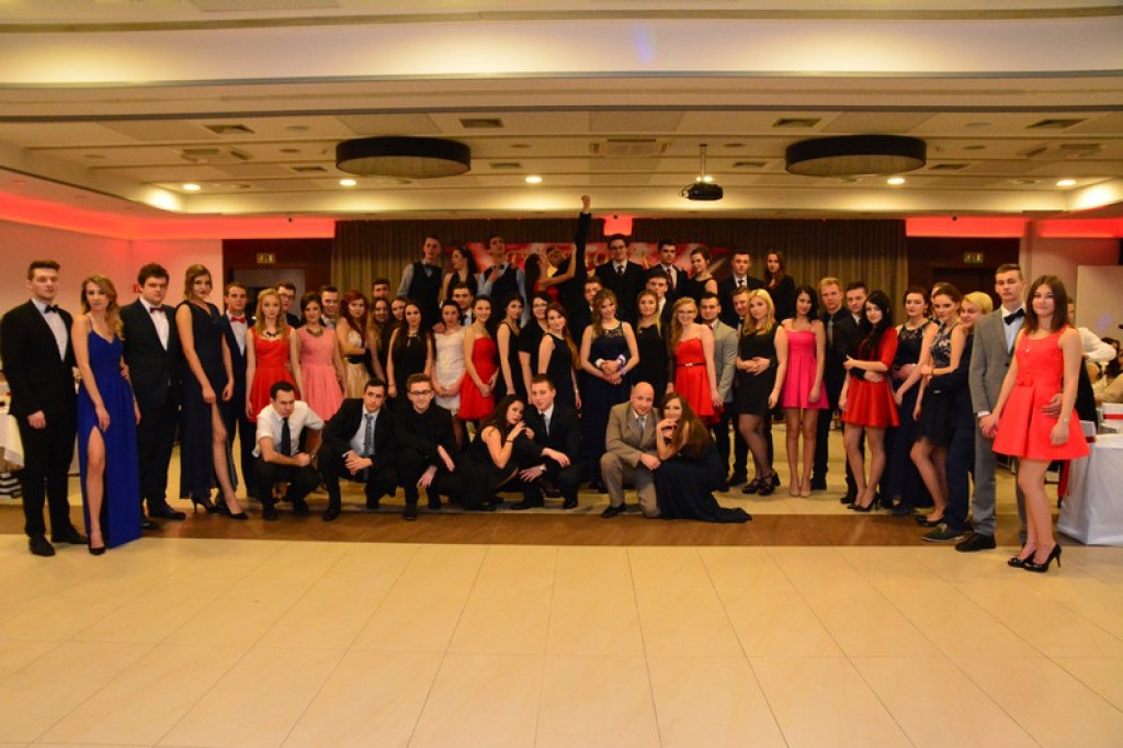 Studniówki 2016: Maturzyści I LO w Brzegu, zatańczyli reprezentacyjnego poloneza [galeria zdjęć]