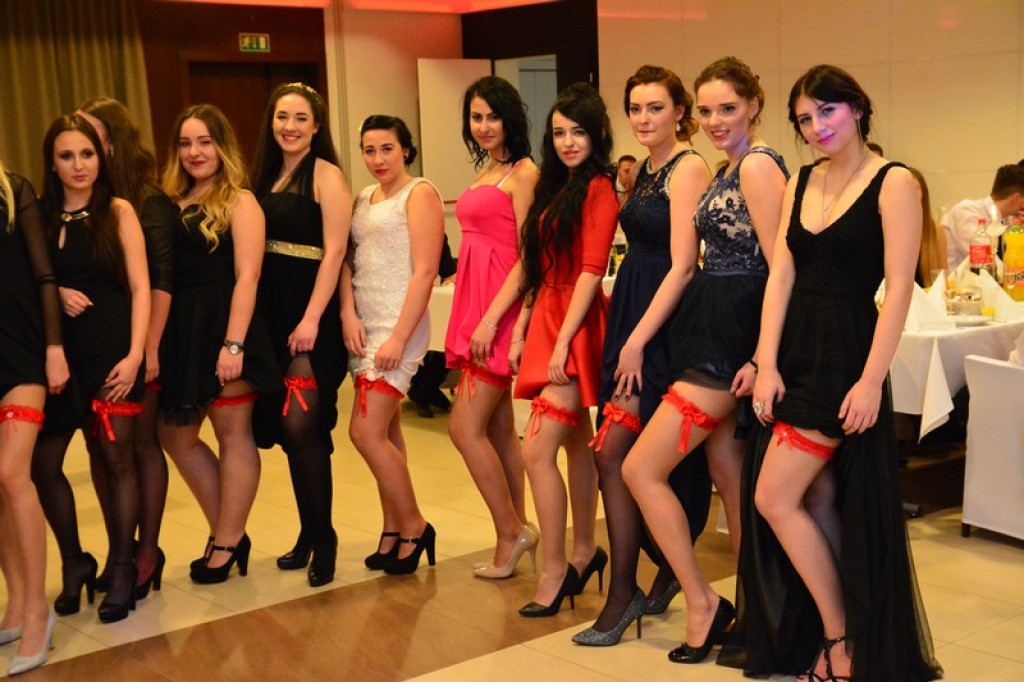 Studniówki 2016: Maturzyści I LO w Brzegu, zatańczyli reprezentacyjnego poloneza [galeria zdjęć]