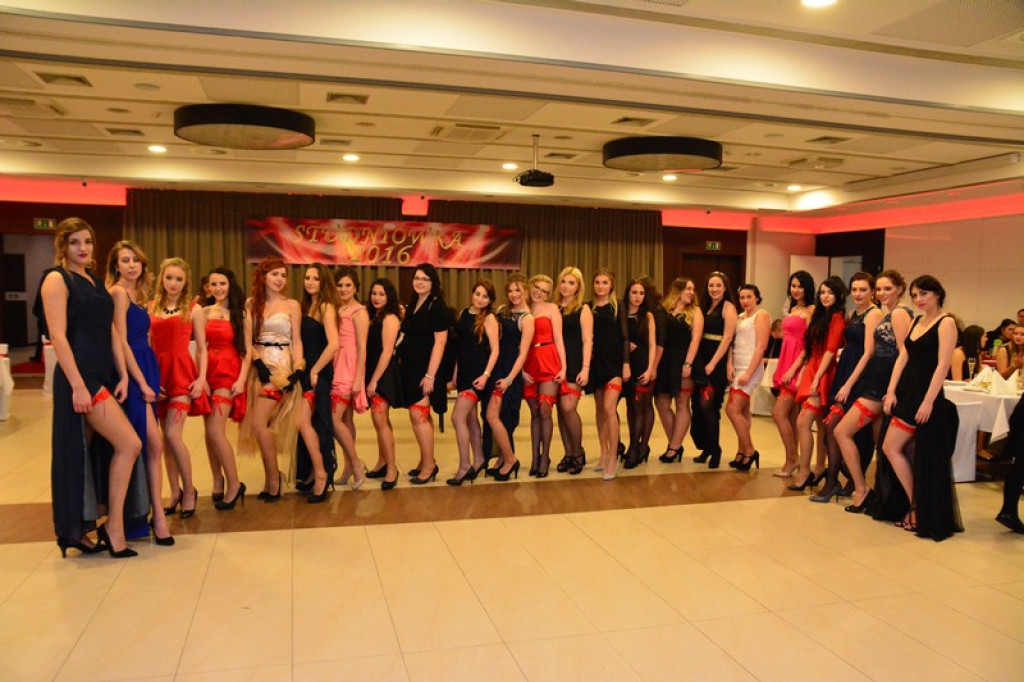 Studniówki 2016: Maturzyści I LO w Brzegu, zatańczyli reprezentacyjnego poloneza [galeria zdjęć]