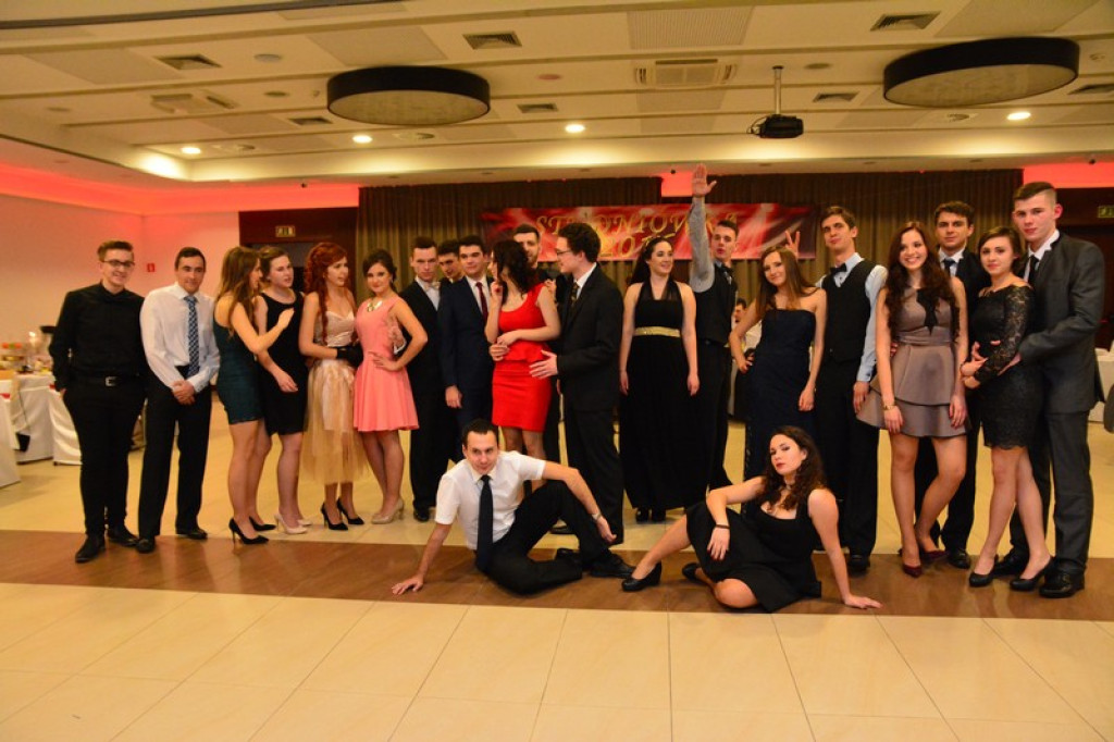 Studniówki 2016: Maturzyści I LO w Brzegu, zatańczyli reprezentacyjnego poloneza [galeria zdjęć]