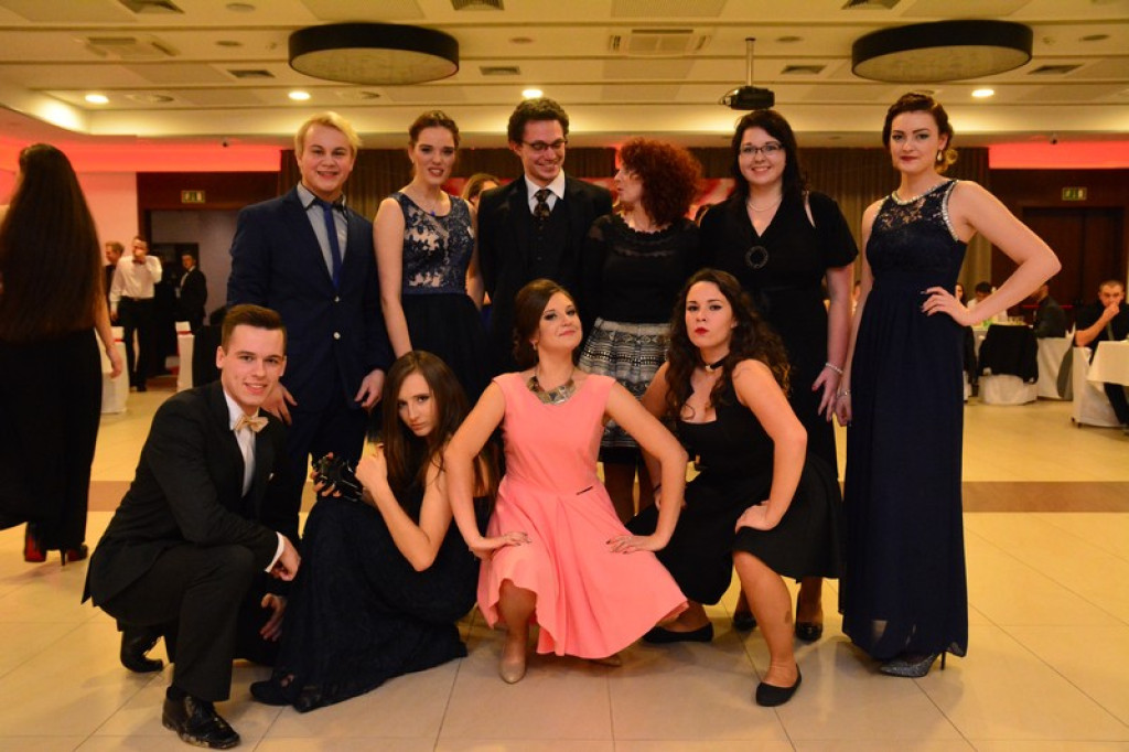 Studniówki 2016: Maturzyści I LO w Brzegu, zatańczyli reprezentacyjnego poloneza [galeria zdjęć]