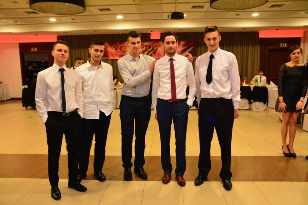 Studniówki 2016: Maturzyści I LO w Brzegu, zatańczyli reprezentacyjnego poloneza [galeria zdjęć]