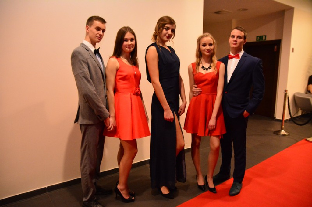 Studniówki 2016: Maturzyści I LO w Brzegu, zatańczyli reprezentacyjnego poloneza [galeria zdjęć]