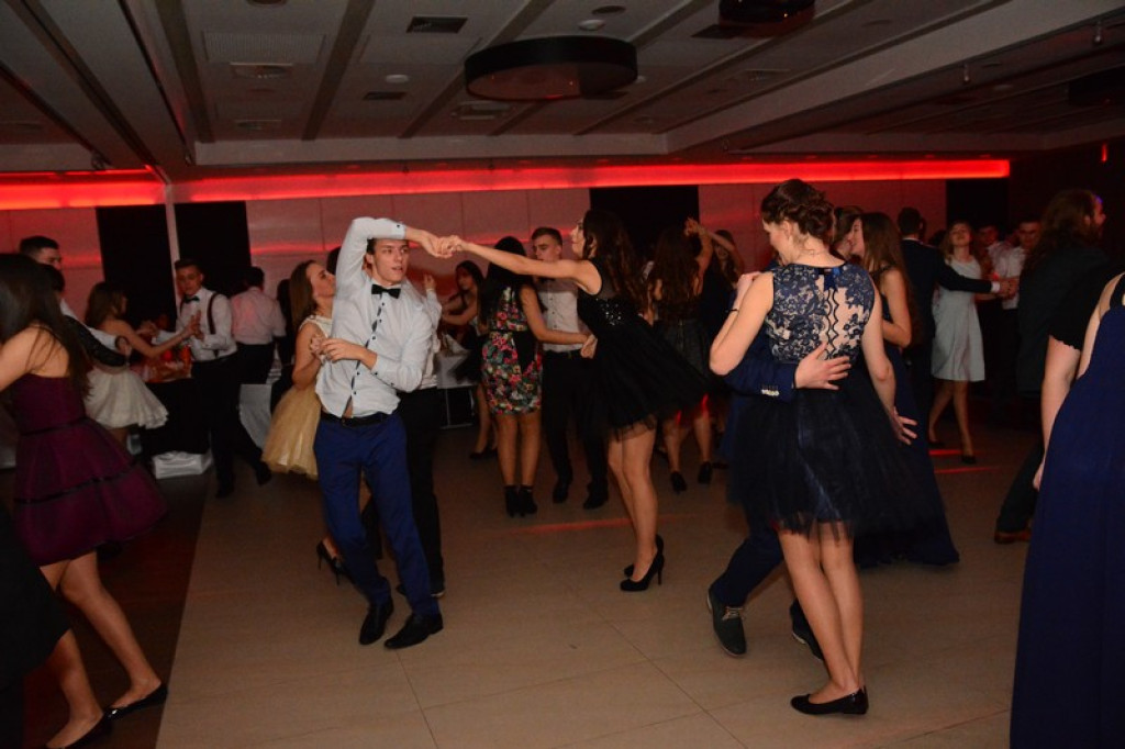 Studniówki 2016: Maturzyści I LO w Brzegu, zatańczyli reprezentacyjnego poloneza [galeria zdjęć]