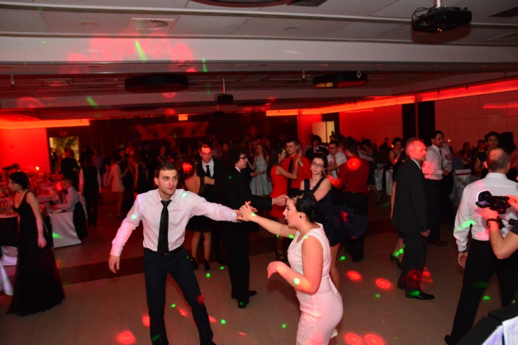 Studniówki 2016: Maturzyści I LO w Brzegu, zatańczyli reprezentacyjnego poloneza [galeria zdjęć]