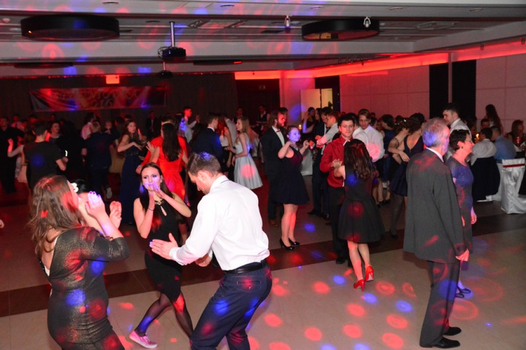 Studniówki 2016: Maturzyści I LO w Brzegu, zatańczyli reprezentacyjnego poloneza [galeria zdjęć]